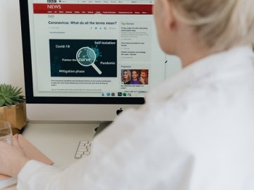 2025年出海企業(yè)為何糾結(jié)選擇香港還是新加坡？