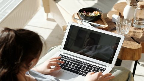 京東自營與京東國際的差別：商品品質(zhì)及物流配送。