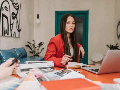 跨境電商零售物流企業(yè)承擔(dān)的主要通關(guān)責(zé)任包括：貨物檢驗(yàn)、報(bào)關(guān)手續(xù)、稅費(fèi)征收、物流配送等方面。